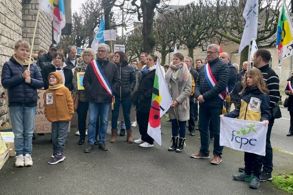 Elèves, parents et élus se sont réunis pour protester contre la nouvelle carte scolaire du Cher.