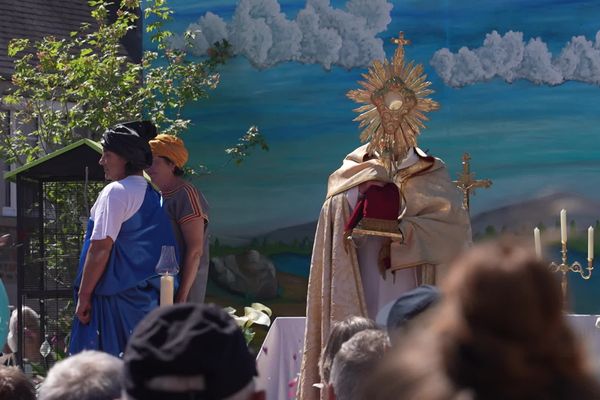 Le retour du Grand Sacre à Villedieu-les-Poêles.