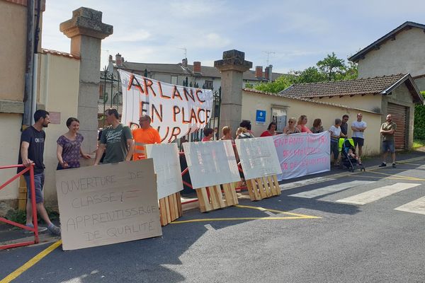 Des parents d'élèves manifestent pour l'ouverture d'une classe supplémentaire, lundi 24 juin, devant l'école d'Arlanc dans le Puy-de-Dôme. 