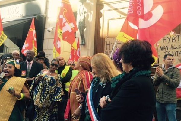 Des salariés employés par des sous-traitants sont en grève et demandent à être intégrés au à l'hôtel Hyatt.