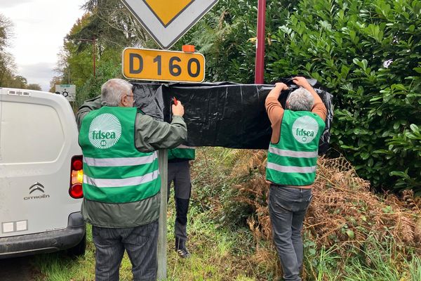 Les agriculteurs ont symboliquement bâché le panneau de la commune de La Ferrière, en Vendée