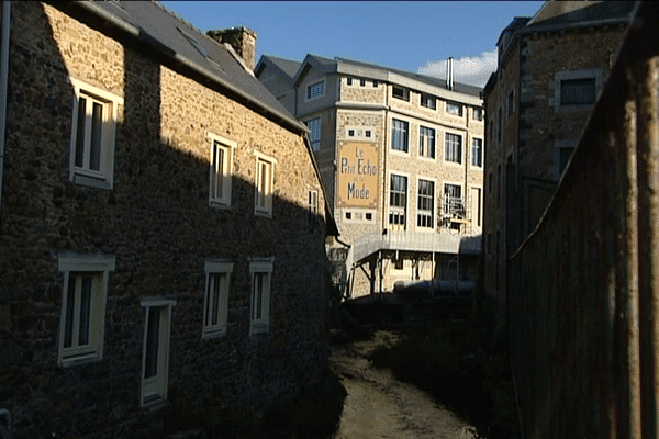 Au bord de la rivère "le leff" : l'ancienne imprimerie du "Petit Echo de la Mode"