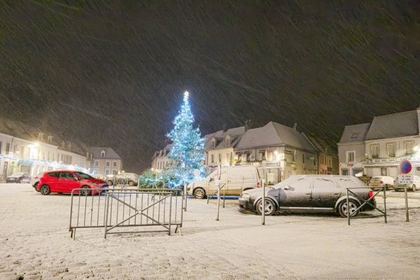 La place de Samer (Pas-de-Calais),  dans la nuit de samedi 4 à dimanche 5 janvier 2025.