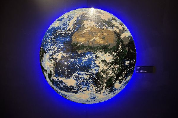 Depuis le 7 décembre 2021, le Musée de l'air et de l'espace (Seine-Saint-Denis) tient une exposition consacrée à la conquête spatiale. Une histoire racontée à l'aide de briques Lego.