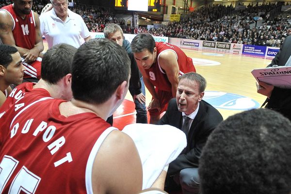 L'équipe de Cholet Basket autour du coach Jean-Manuel Sousa