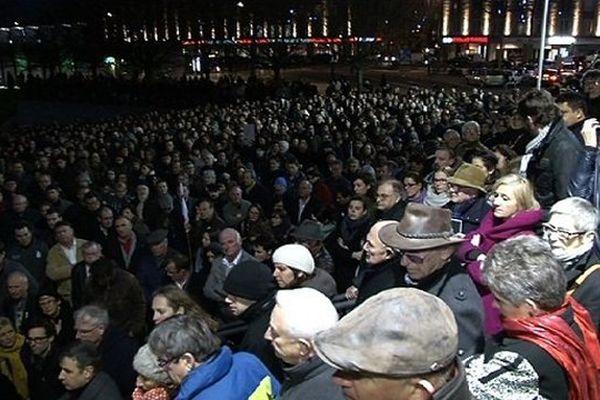 Brest le 07/01/15, hommage aux victimes de la fusillade dans la rédaction de Charlie Hebdo.