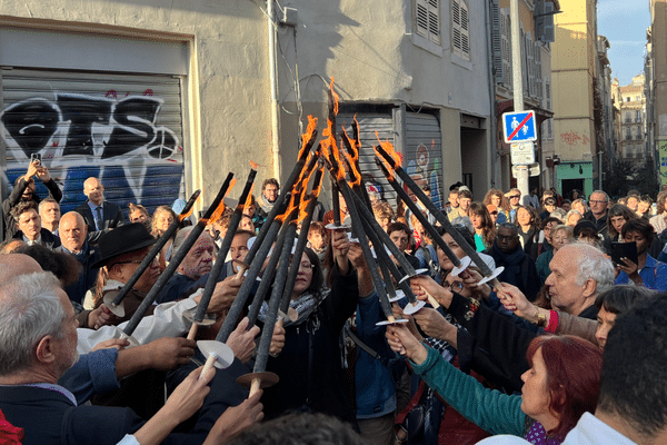 À 9 heures, heure de l'effondrement des deux bâtiments, rue d'Aubagne, un hommage "Justice pour ..." a été rendu à chacune des huit victimes.