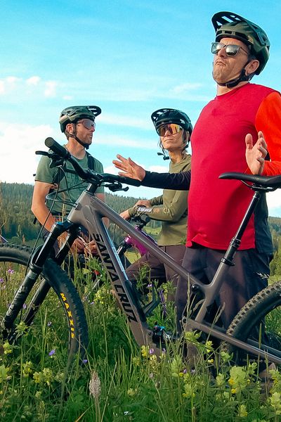 Guillaume Pierre part à la rencontre de Coralie Sutter et François Bailly-Maitre au BC Shop dans le Jura, un lieu convivial qui tourne autour de la passion du vélo.