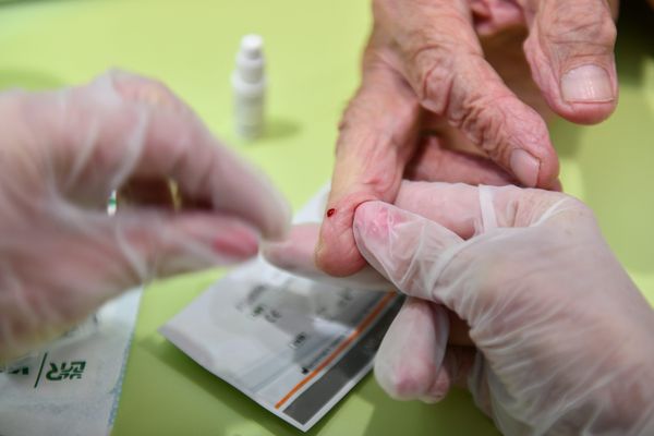 Un test COVID TROD, Test sérologique rapide, un prélèvement sanguin pour déterminer si une personne a déjà été contaminée par la COVID-19