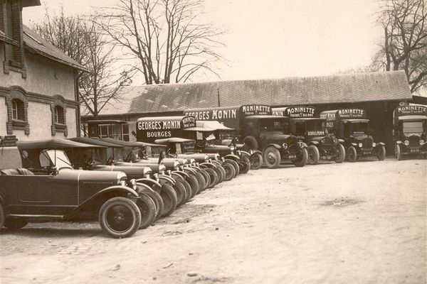 Camions devant la distillerie Monin à Bourges au début du XXème siècle.