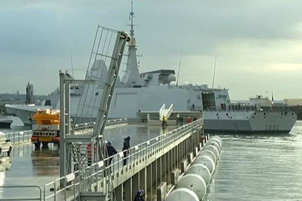 La Frégate Aquitaine accoste sur son nouveau ponton à Brest