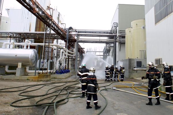 (Archives 21 Mars 2002) Exercice de sécurité civile autour de l'usine synthron (ex protex), une usine est classée comme usine a risques par la directive seveso.