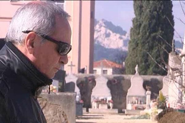 Devant la tombe de son fils, ce père demande aux jeunes d'écouter leurs parents.