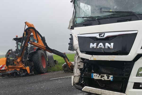 Le conducteur du camion se serait endormi au volant.