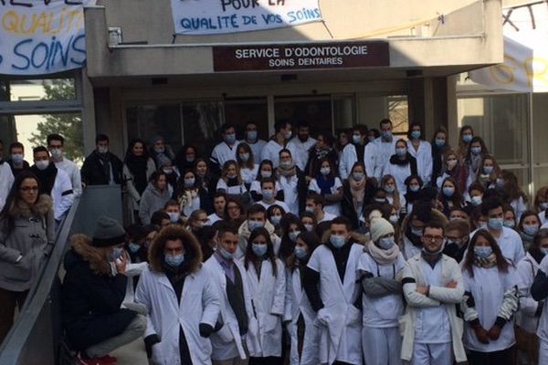 Les étudiants dentaires manifestent devant le CHU de Rangueuil. 