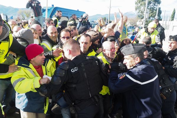 Des centaines de "gilets jaunes", rassemblés samedi au péage du Boulou près de la frontière espagnole, ont été délogés par les forces de l'ordre.