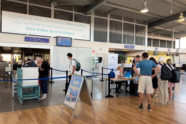 Des usagers attendent à l'aéroport de Brive Vallée de la Dordogne, le 12 août 2024, en Corrèze.