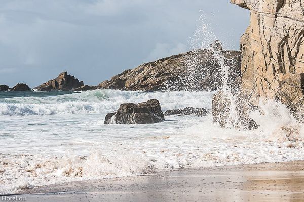 A Quiberon, les vagues s'écrasent