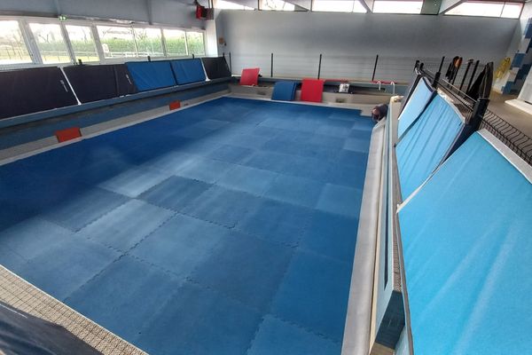 Les tatamis ont pris place dans le bassin de l'ancienne piscine municipale intérieure de Lisle-sur-Tarn. Une solution provisoire le temps de travaux dans la salle du dojo de la commune.
Crédits : Dojo Lislois