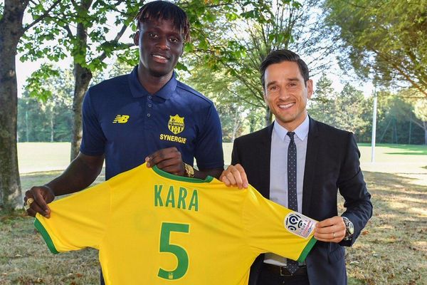 Kara Mbodji pose en compagnie de Franck Kita avec son maillot floqué du numéro 5