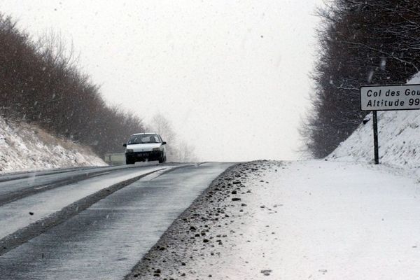 Photo d'illustration. La neige va continuer de tomber tout au long de la journée sur les quatre départements auvergnats. Les premiers flocons tomberont en Rhône-Alpes en milieu d'après-midi.