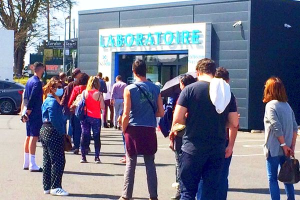 Les laboratoires, médecins et pharmacies pris d'assaut face à la recrudescence des cas identifiés en Dordogne.