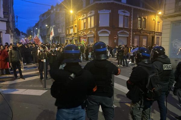 Des heurts ont éclaté avec les forces de l'ordre lors de la mobilisation spontanée dans les rues de Lille, jeudi 16 mars 2023.