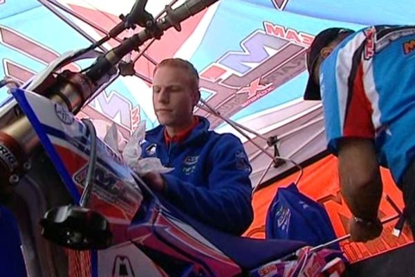 Championnat de France junior de motocross à Chauvigny (86). L'entretien des motos.