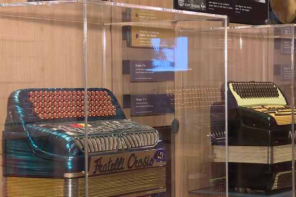 Plus de 80 objets sont exposés pour cette exposition dédiée à l'accordéon.