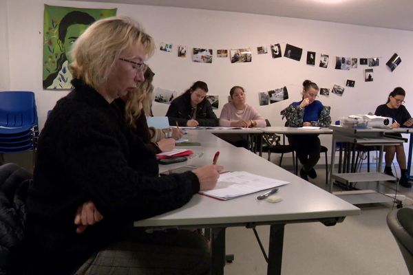 Les cours de Français Langue étrangère (FLE) sont menacés par les coupes budgétaires du gouvernement.