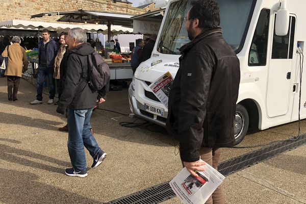 Les cheminots sur le marché du Mans pour expliquer les grèves SNCF, le 8 avril 2018