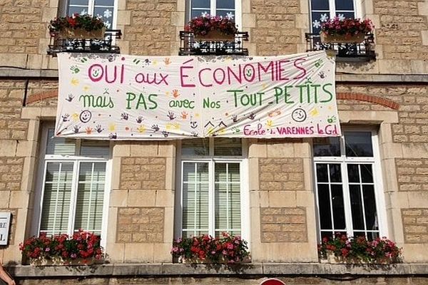 Les parents d'élèves protestent contre la menace de disparition d'une des classes de l'école de Varennes-le-Grand