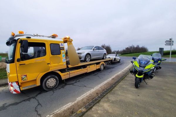 Deux voitures envacuées vers la fourrière lors d'une opération de cointrôle menée par la Genbdarmerie le 29 décembre sur la RN13 (Calvados)