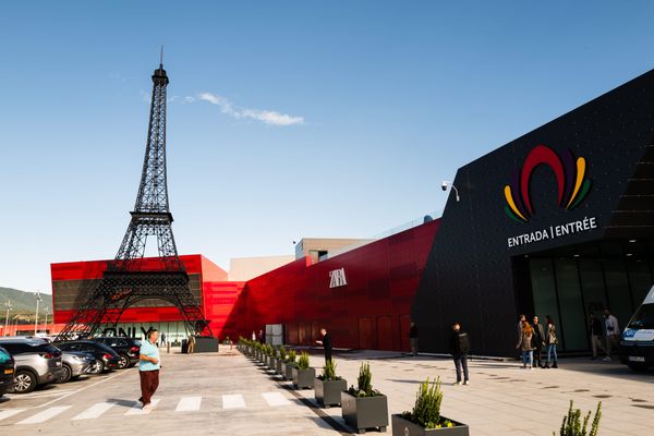 Une Tour Eiffel de 37 mètres de haut. Le groupe Escudero, propriétaire de Gran Jonquera, n'a pas lésiné pour séduire les Français. Ouvert en 2013, Le centre commercial vient de s'agrandir et propose maintenant plus de 58 000 m2 de boutiques et de restaurants, à moins de 10 km de la frontière française au sud de Perpignan.