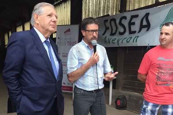 Jacques Mézard, ministre de l'agriculture et de l'alimentation en visite dans une exploitation agricole à Marcillac-Vallon (12), ce samedi.