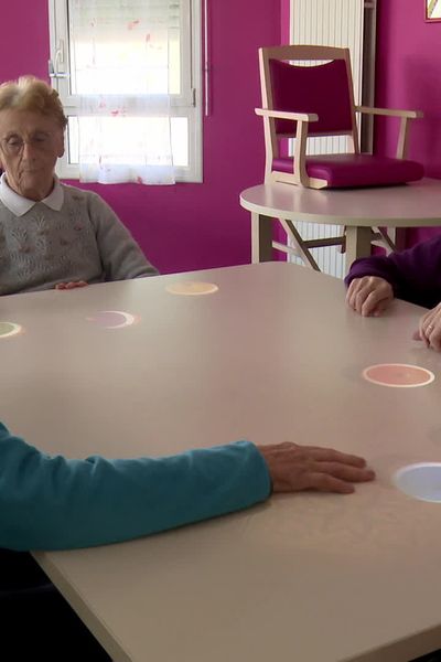 Dans cet EHPAD de Carentoir (Morbihan), deux tables intéractives ont été mises à disposition des séniors atteints de troubles cognitifs.