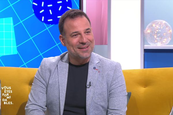 Mario Barravecchia, finaliste de la première saison de la Star Academy sur TF1, présente son livre "Mon père, ma bataille" sur le plateau de "Vous êtes formidables", le 19 juin 2023.