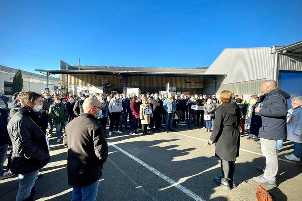 Assemblée générale des salariés de la SAM après la venue de Jean-Pierre Floris ce mardi 14 décembre 2021 sur le site aveyronnais.