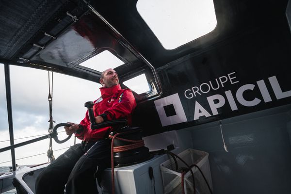 Damien Seguin va terminer la saison 2021 à bord de l'Imoca Apicil avec lequel il a fini le Vendée Globe. Puis il changera de bateau pour un foiler et fera la Route du Rhum (2022) "en version bateau volant".