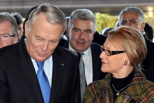 Le premier ministre Jean-Marc Ayrault accueilli par Hélène Mandroux, à son arrivée à  Montpellier, le 3 décembre 2013, pour participer aux assises de l'économie maritime et du littoral.
