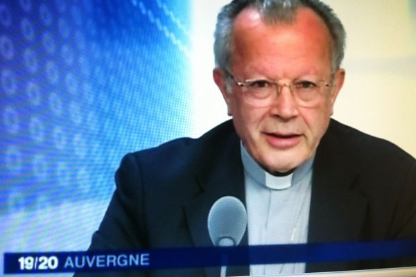 Hippolyte Simon, archevêque de Clermont-Ferrand et vice-président de la Conférence des évêques de France, était l'invité du journal de France 3 Auvergne, mardi 12 février à 19h. Il a réagi à la décision du pape Benoit XVI de démissionner, une "décision qui mérite d'être salué, respecté et admiré", a-t-il dit.