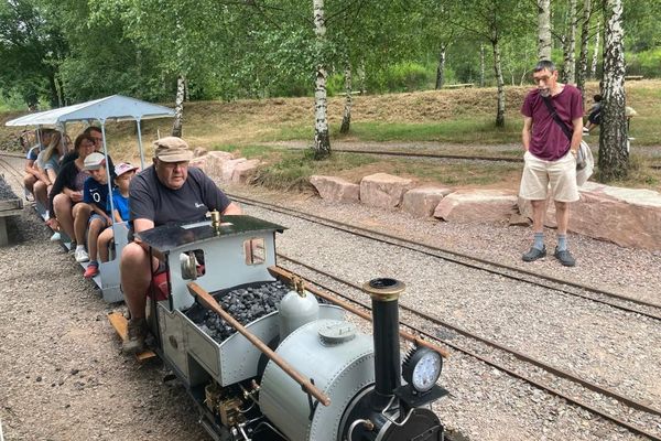 A Plaine (Bas-Rhin), les membres de l'association Le tortillard font rouler des petits trains à vapeur conçus par eux-mêmes à l'échelle un tiers. Le convoi peut embarquer des passagers.