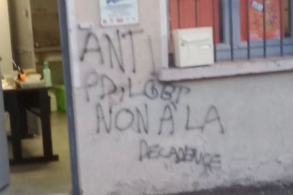 " Anti PD, LGBT non à la décadence". C'est une première à Perpignan et les adhérents sont choqués par ce tag homophobe. L'association a décidé de porter plainte.