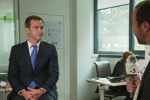 Entretien - Olivier Véran, Ministre des Solidarités et de la Santé, au micro de Paul Satis ce jeudi 14 mai. Pour son premier déplacement hors de Paris depuis la crise sanitaire, le ministre a choisi l'agglomération de Lyon