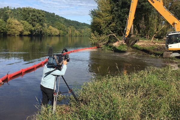 Un premier chantier de restauration : une partie desséchée de la Dordogne est en passe d'être remise en eau à Saint-Avit-Saint-Nazaire en Gironde