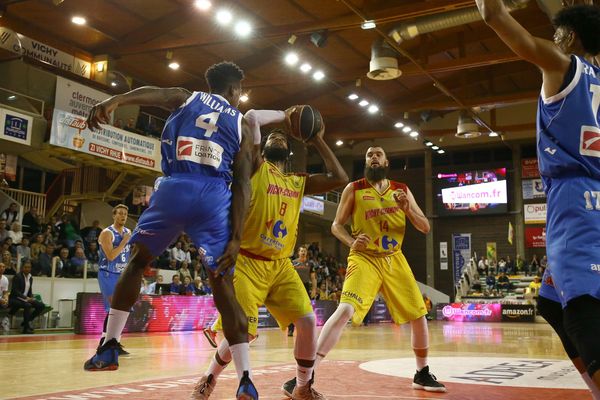 Le javiste Grégory Lessort dans la raquette, gêné par le Caennais Jarvis Williams, le 4 mai 2018 au palais des sports Pierre-Coulon de Vichy.