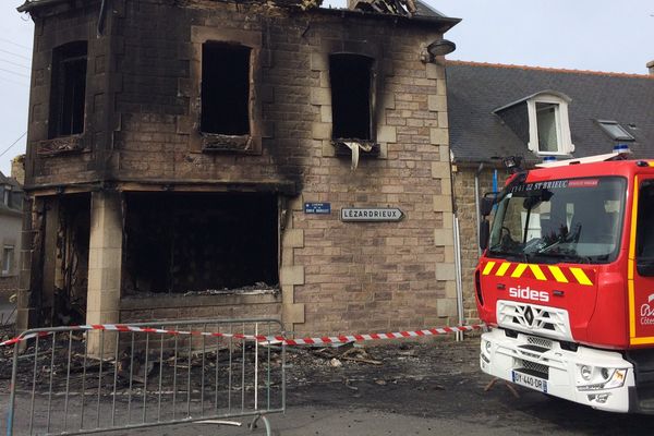 Un incendie a détruit cette maison de Plounez causant la mort d'un homme. Le reste de sa famille a pu être sauvée. 