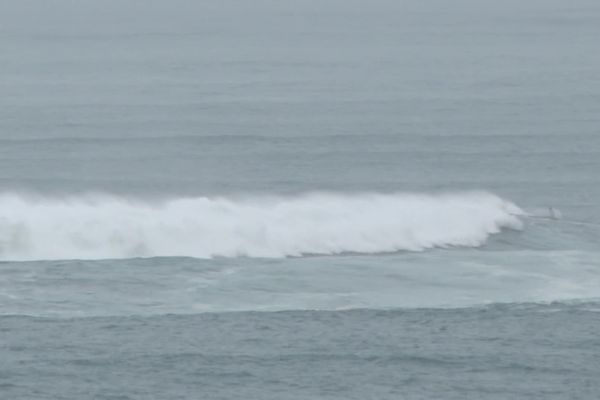 La vague géante Belharra déferle sur la côte de Urrugne au Pays basque, jeudi 24 novembre 2022.