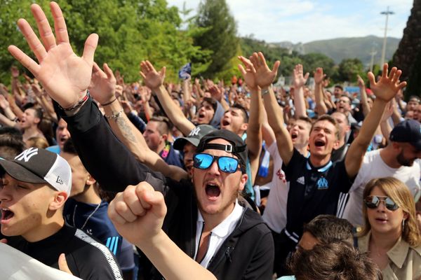 Hier devant le centre d’entraînement de la Commanderie, de nombreux supporters encourageaient les joueurs de l'OM, avant le départ pour Salzbourg.