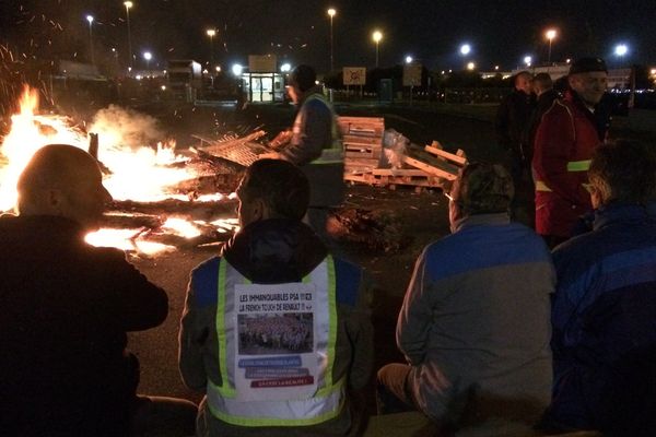 Les salariés de GM&S ont passé une nuit blanche devant l'usine PSA de Poissy